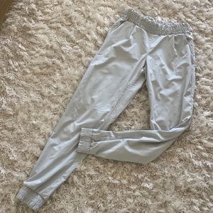 Athleta Aliso Soft Featherweight Jogger Pant - dove grey